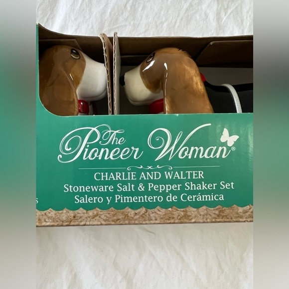The Pioneer Woman Charlie & Walter Dog Stoneware Salt & Pepper Shaker Set NIB - Picture 4 of 9
